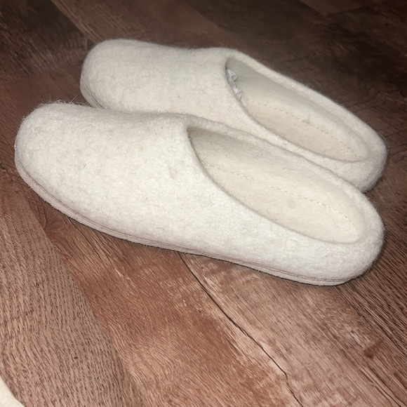 NWOT Women’s Nootkas Slippers • Women’s Sz 39 (8.5/9) - Picture 4 of 6